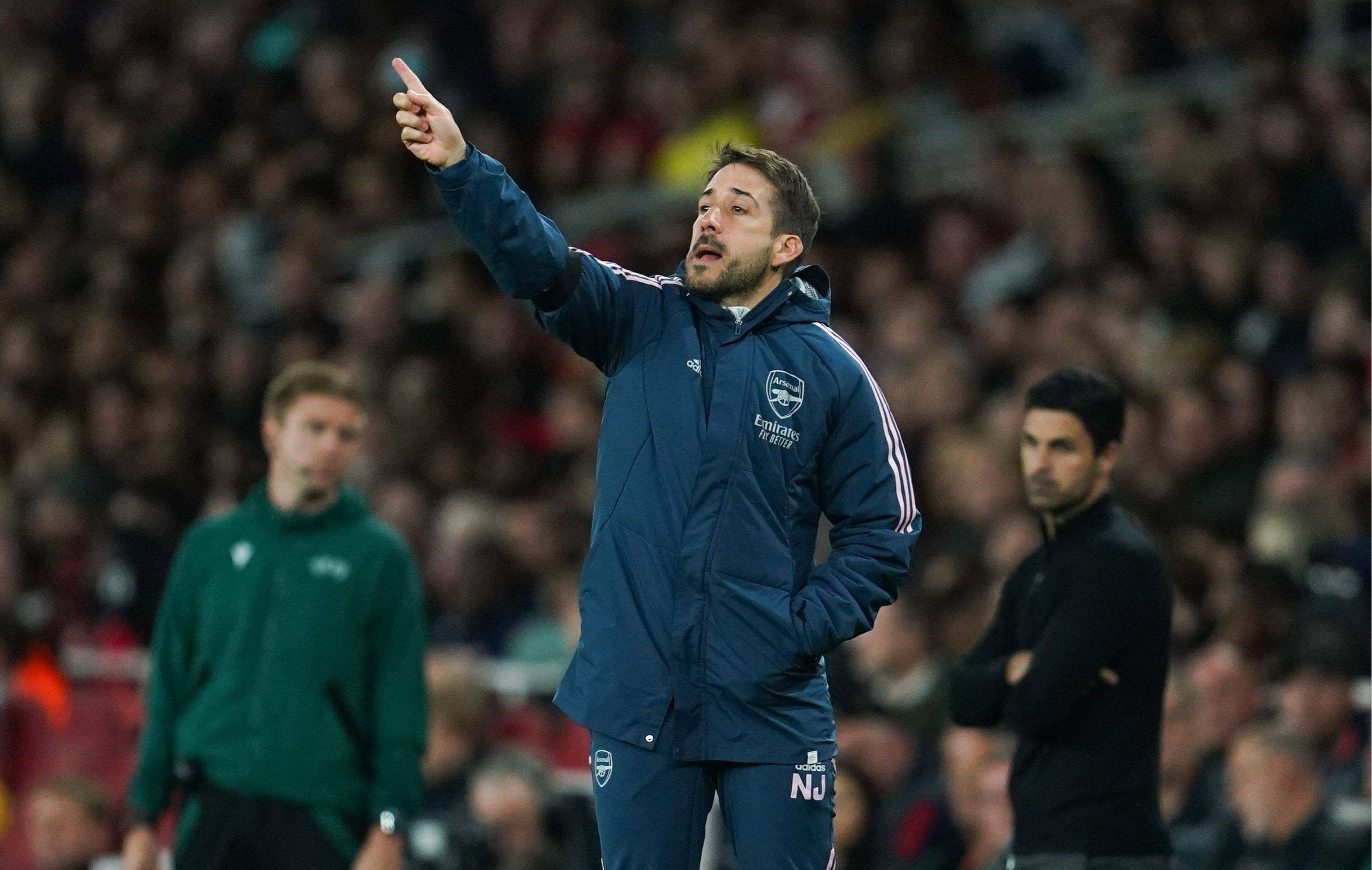 Nicolás Jover da instrucciones a los jugadores del Arsenal.