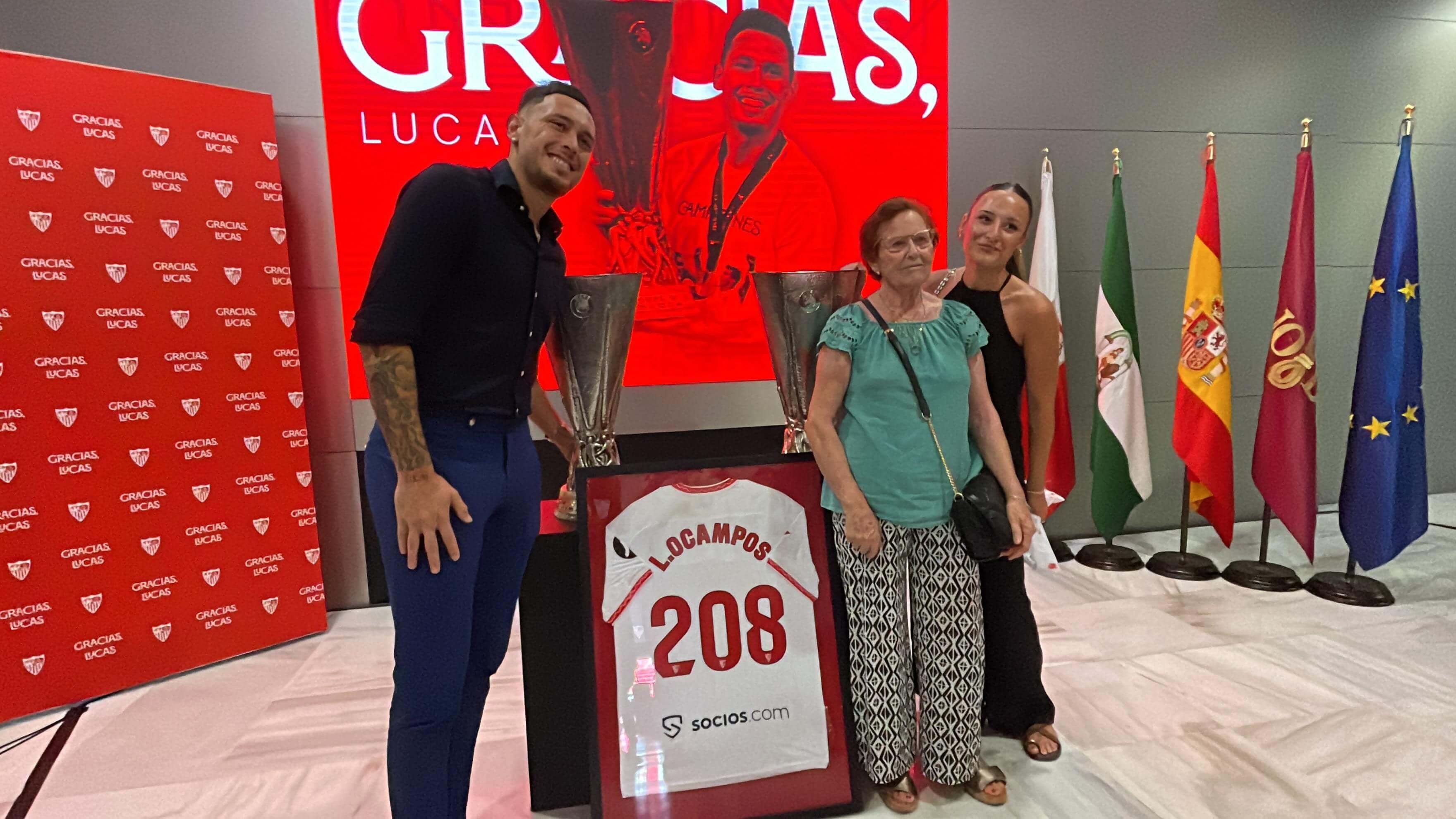  Lucas Ocampos y la abuela sevillista (foto: Kiko Hurtado).