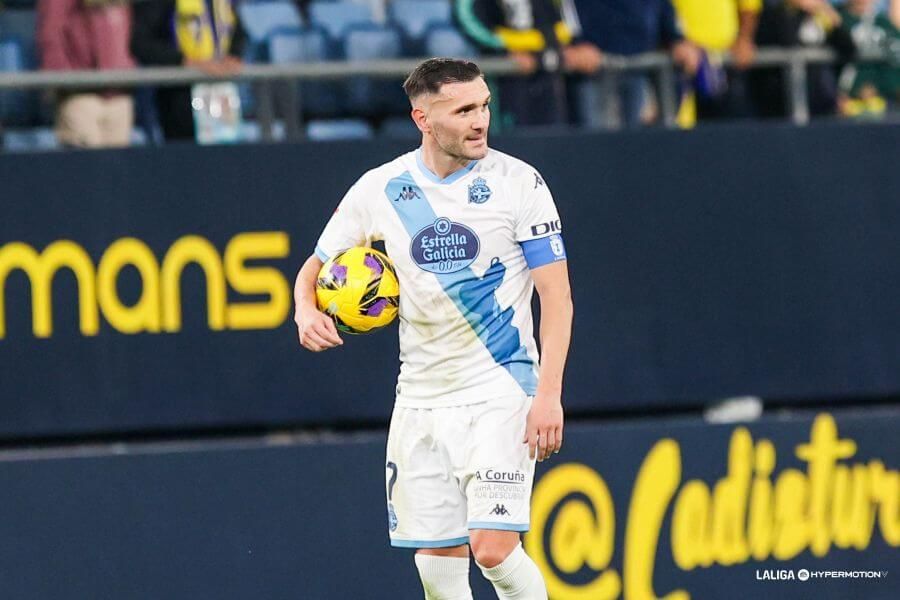 Lucas Pérez se lleva el balón del Nuevo Mirandilla.