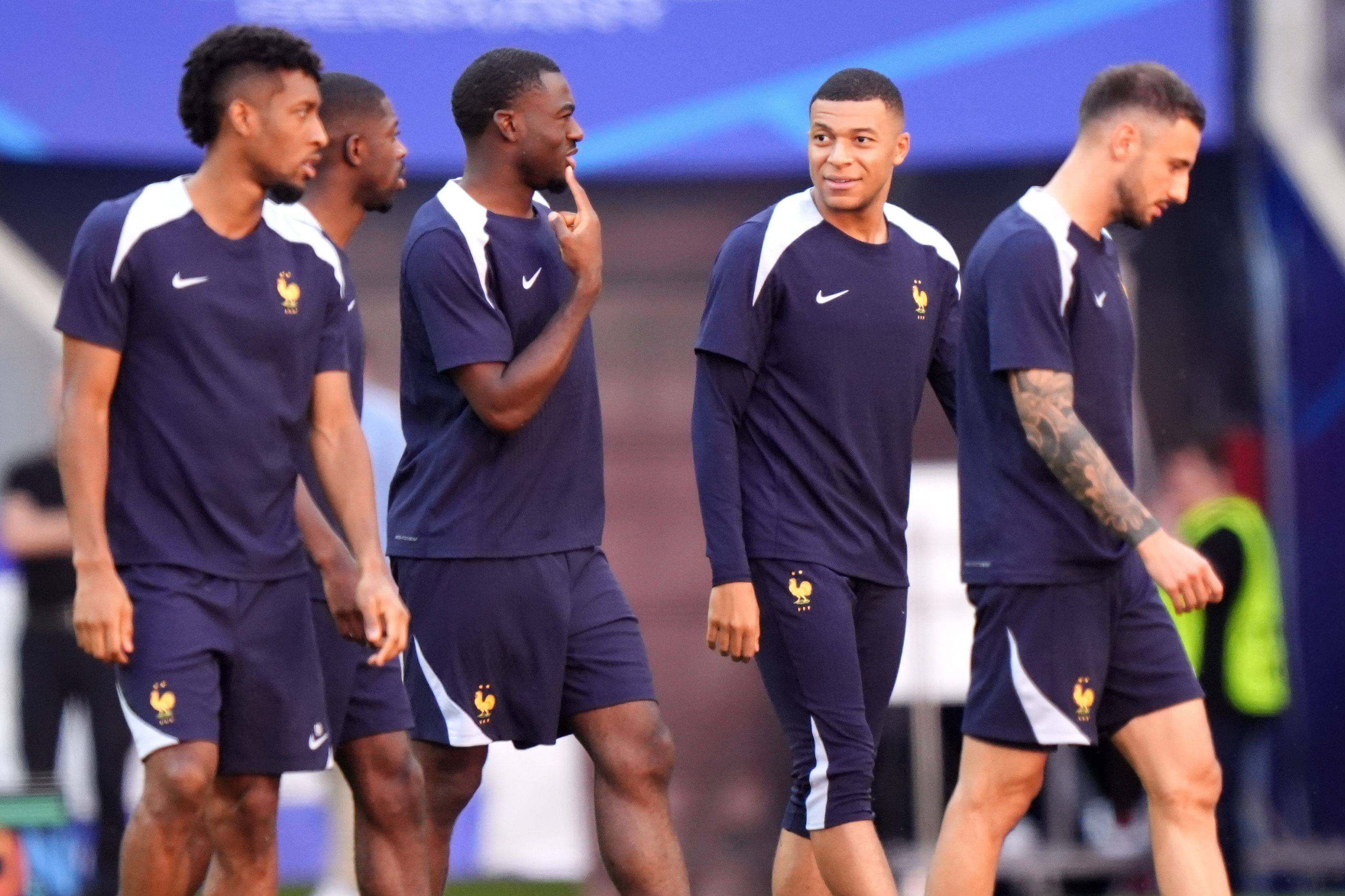  Kylian Mbappé en el entrenamiento de la Selección Francesa