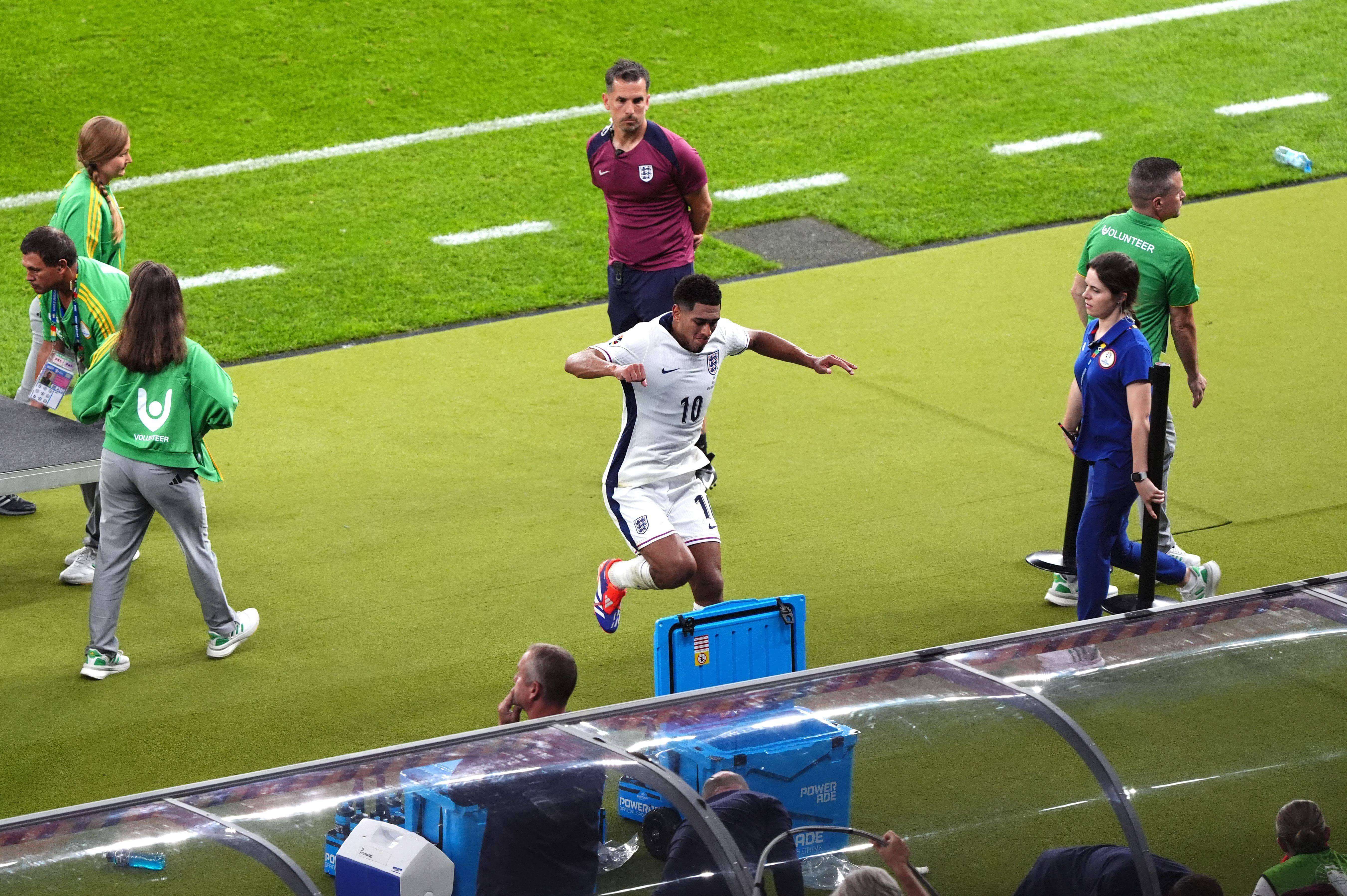 Jude Bellingham, a patadas en el banquillo de España.