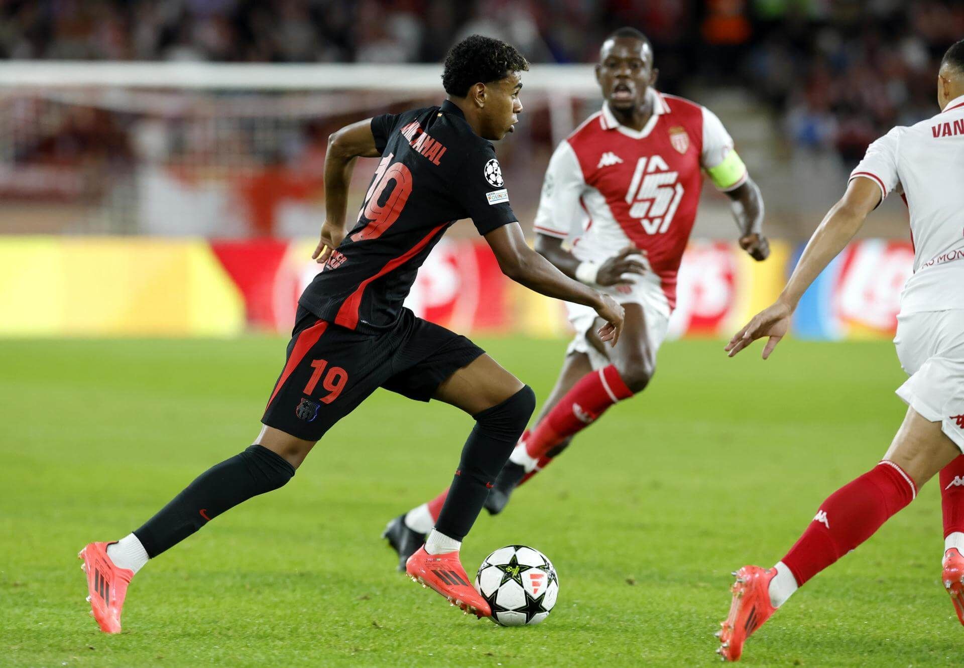  Lamine Yamal se marcha con el balón en los pies en el Mónaco-Barcelona (FOTO: EFE).
