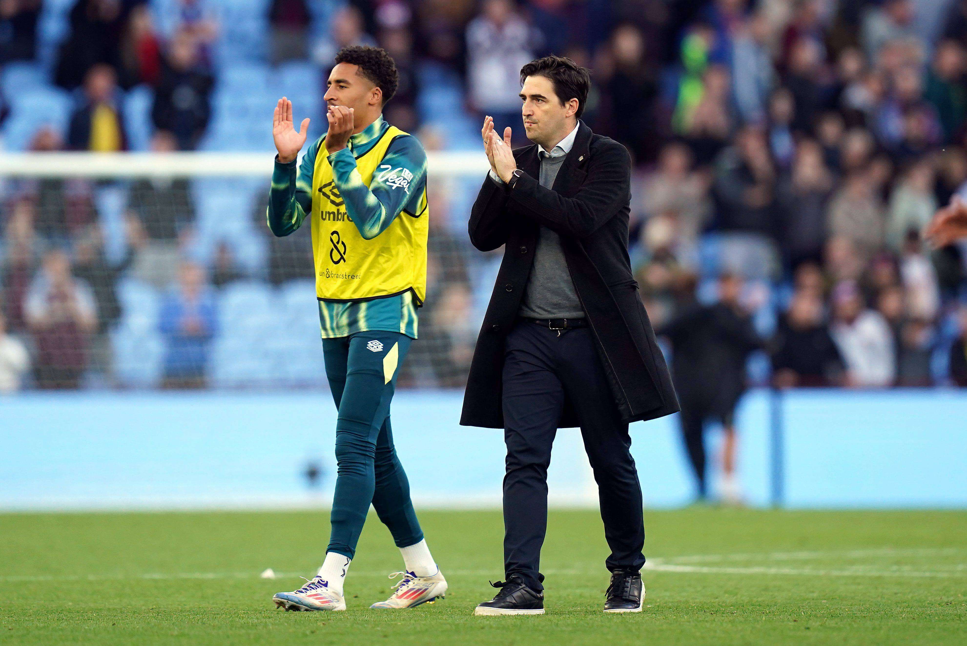 Andoni Iraola aplaude a su afición.