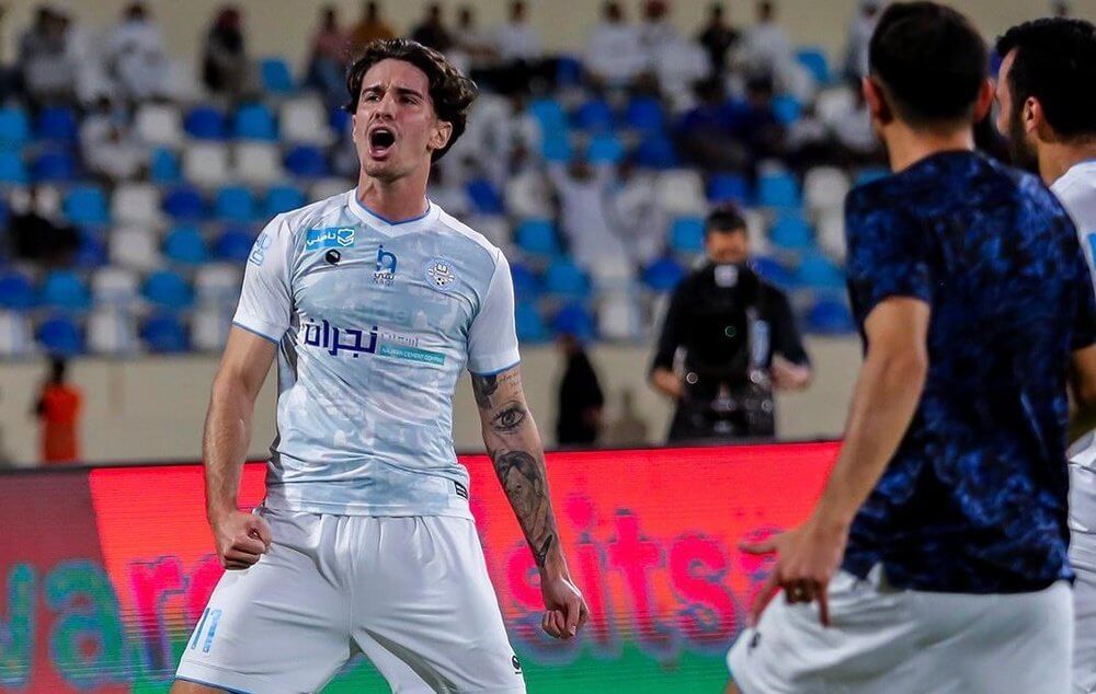  Álex Collado celebra un gol con el Al-Akhdood.