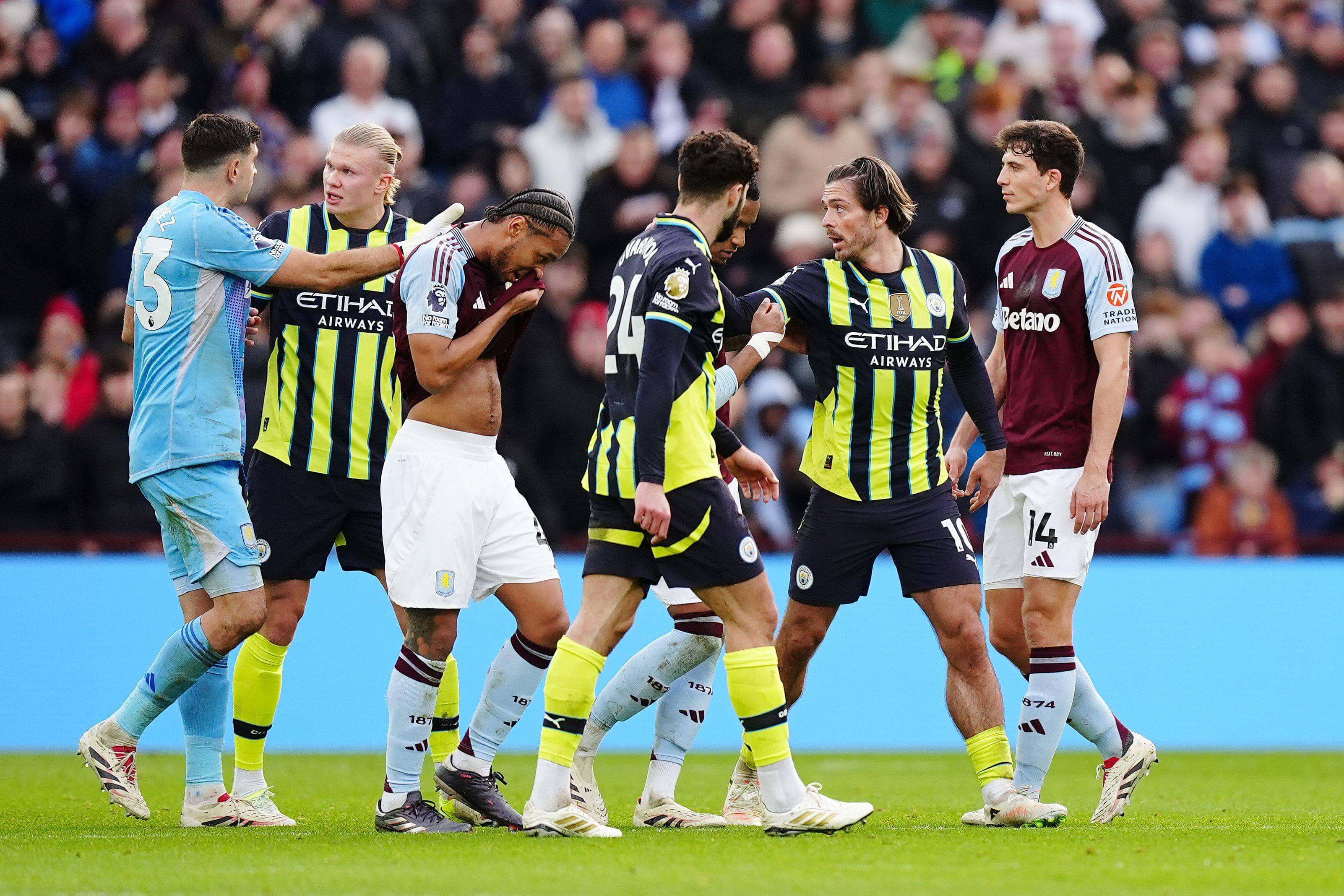  Los jugadores del Manchester City, en una trifulca con los del Aston Villa.