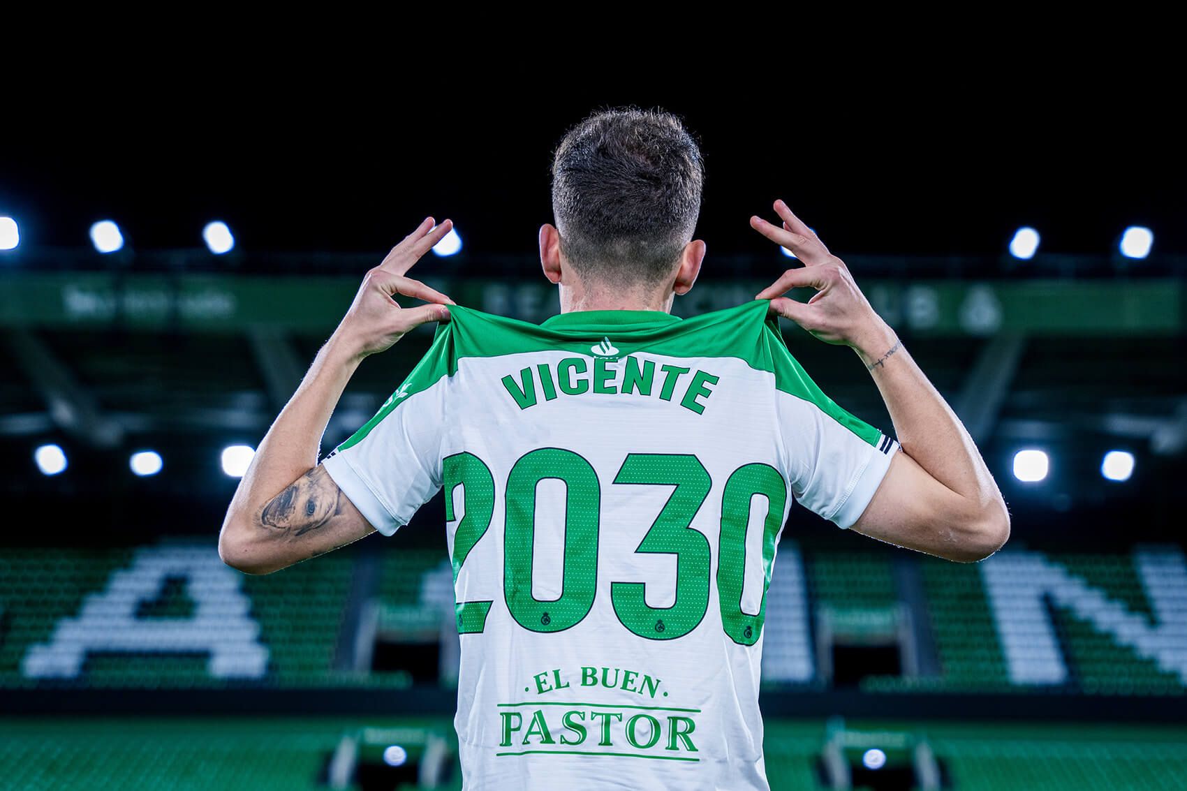  Iñigo Vicente posa con la fecha de final de contrato tras su renovación.