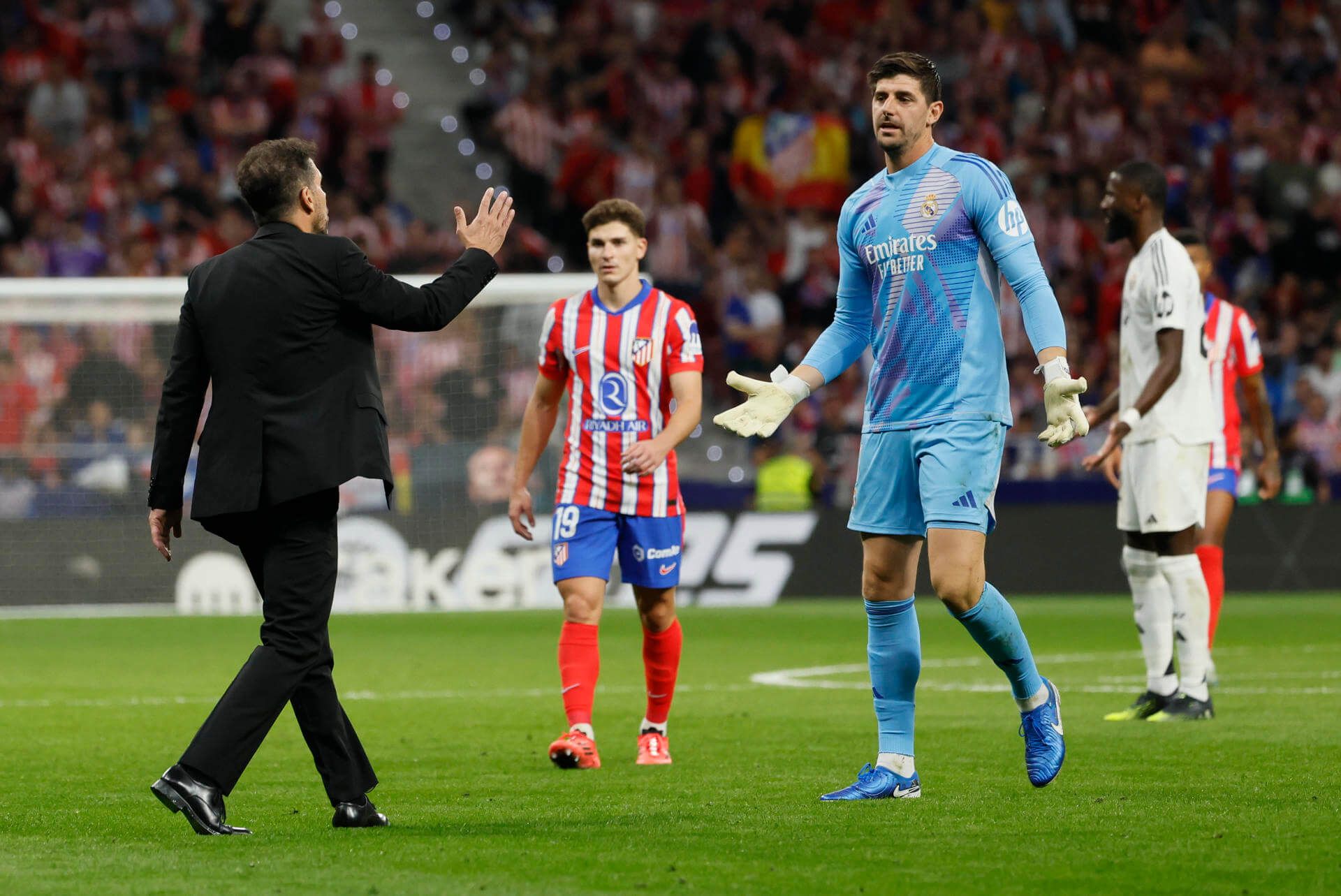 Simeone recriminando la actitud de Courtois en el último derbi en el Metropolitano (EFE)