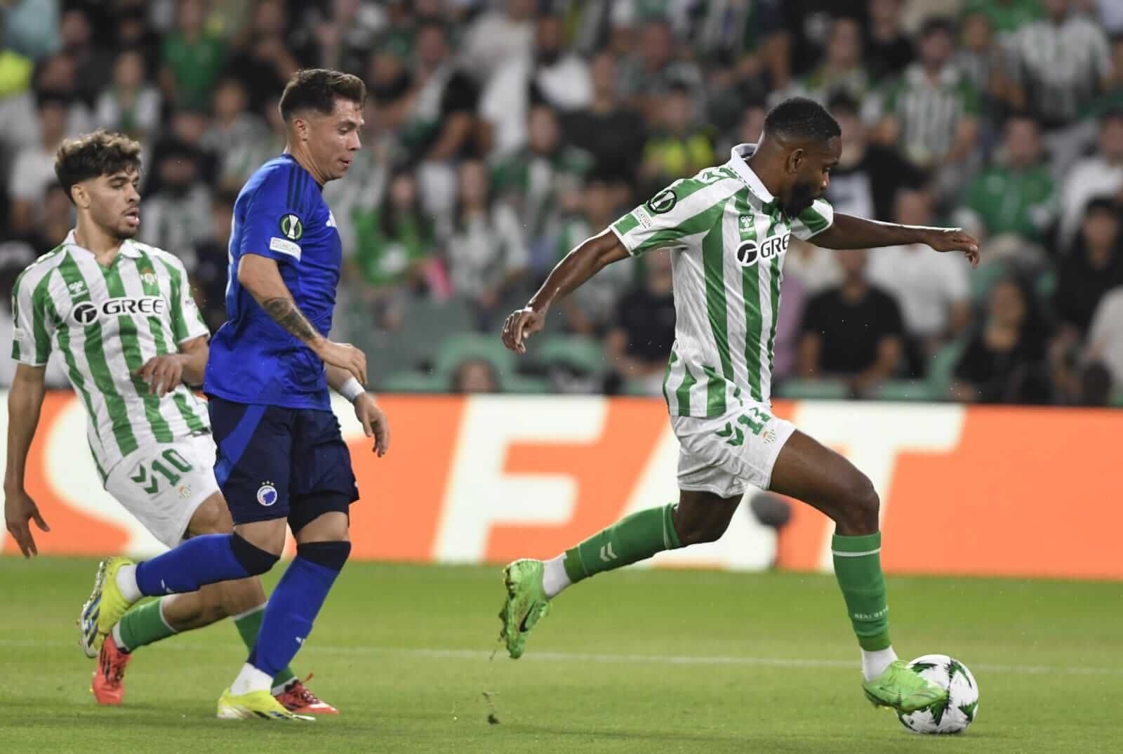  Cédric Bakambu con la pelota en el Betis-Copenhague (foto: Kiko Hurtado).