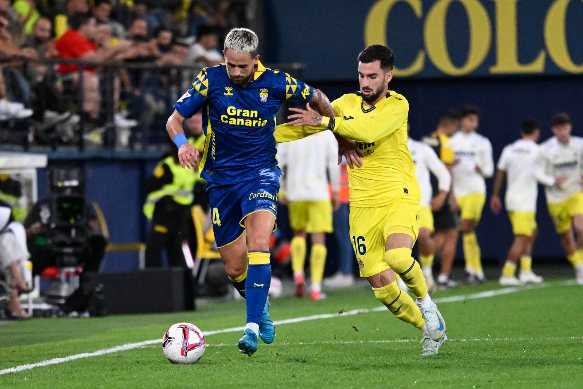 Álex Baena tratando de robar un balón a Januzaj.