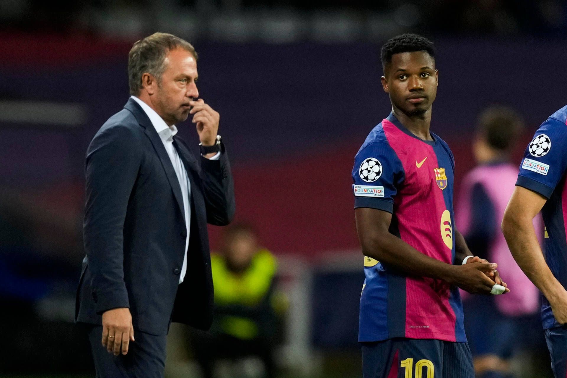  Ansu Fati charla con Hansi Flick durante el Barcelona-Young Boys.