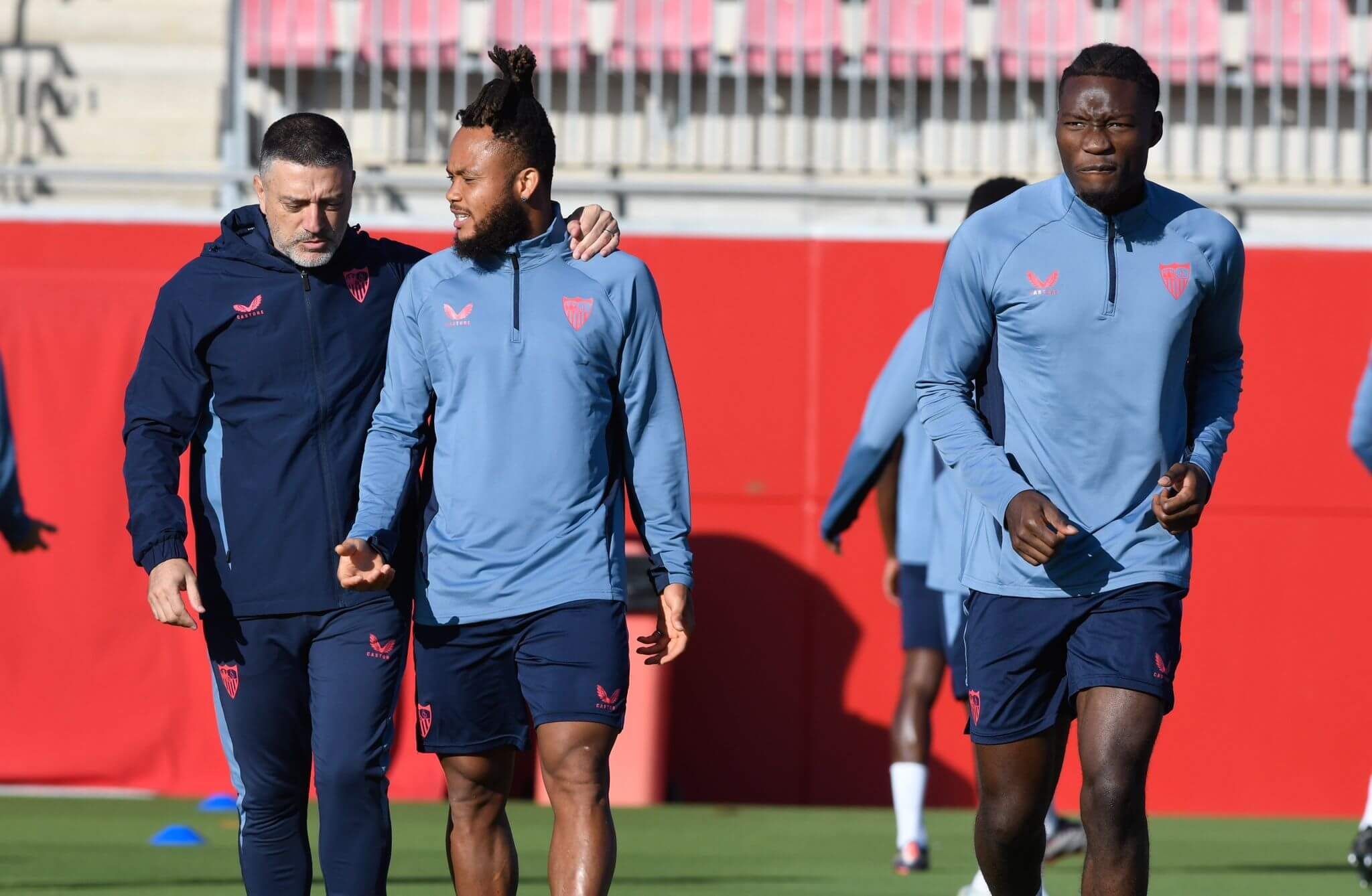  García Pimienta habla con Ejuke al comienzo de la sesión.