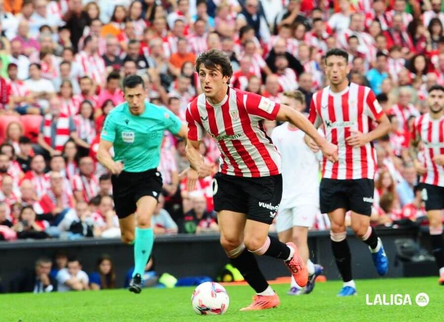  El bermeano Unai Gómez, la lleva en el reciente empate del Athletic club ante el Sevilla FC en San Mamés.