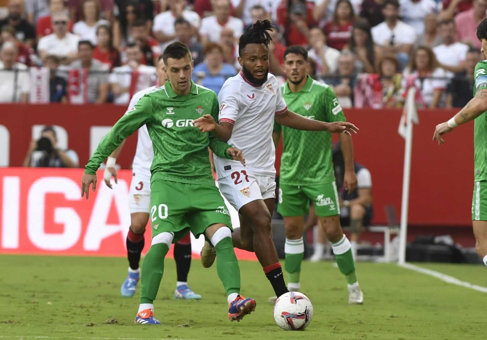  Lo Celso ante Ekuje (foto: Kiko Hurtado).