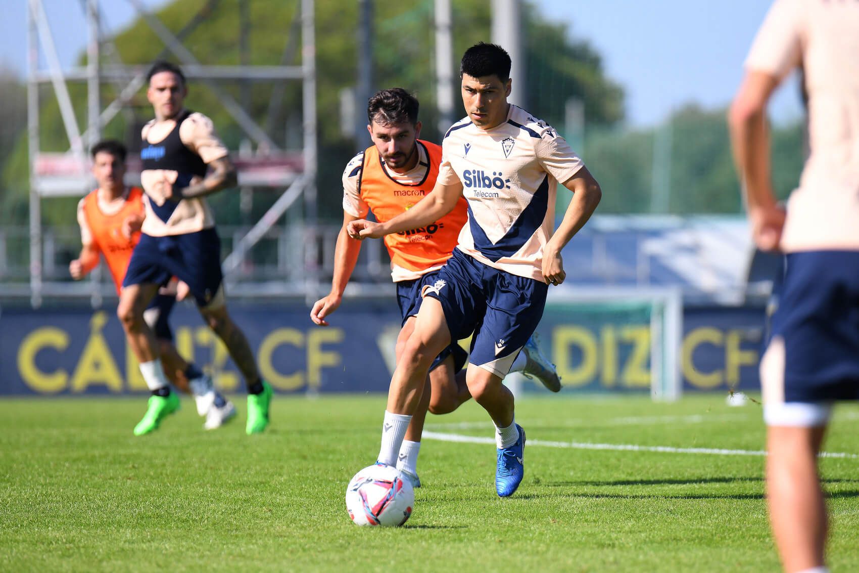  Tomás Alarcón durante un entrenamiento con el Cádiz CF.