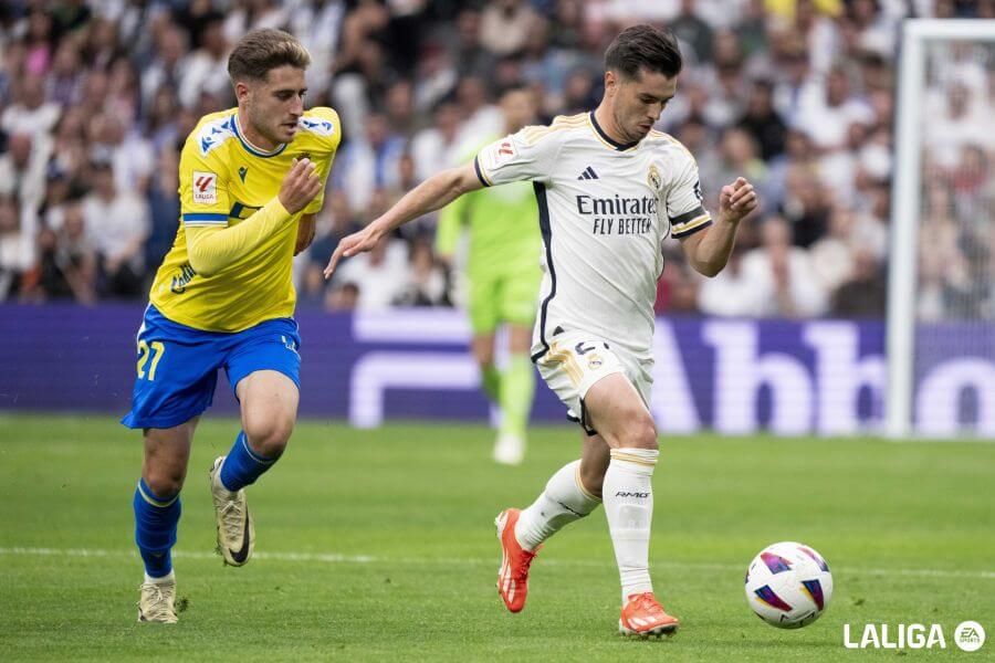  Robert Navarro, en un partido con el Cádiz.