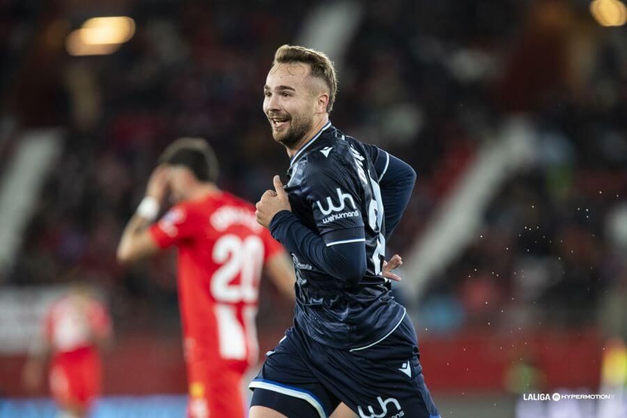  Javier Ontiveros celebrando un gol en el Almería-Cádiz.