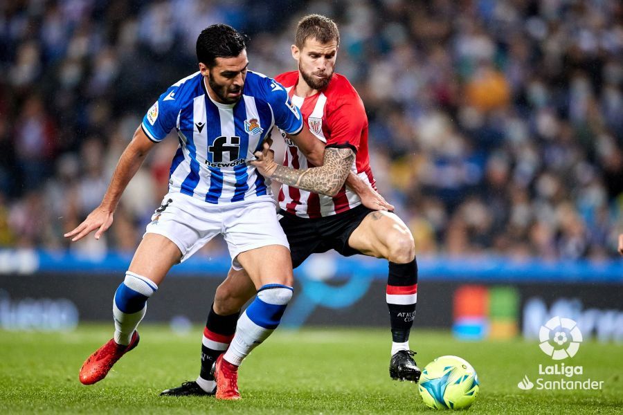  Iñigo Martínez y Mikel Merino pelean por un balón en un derbi vasco.