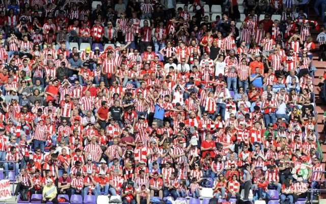  La numerosa afición del Athletic sufrió al sol en el José Zorrilla.