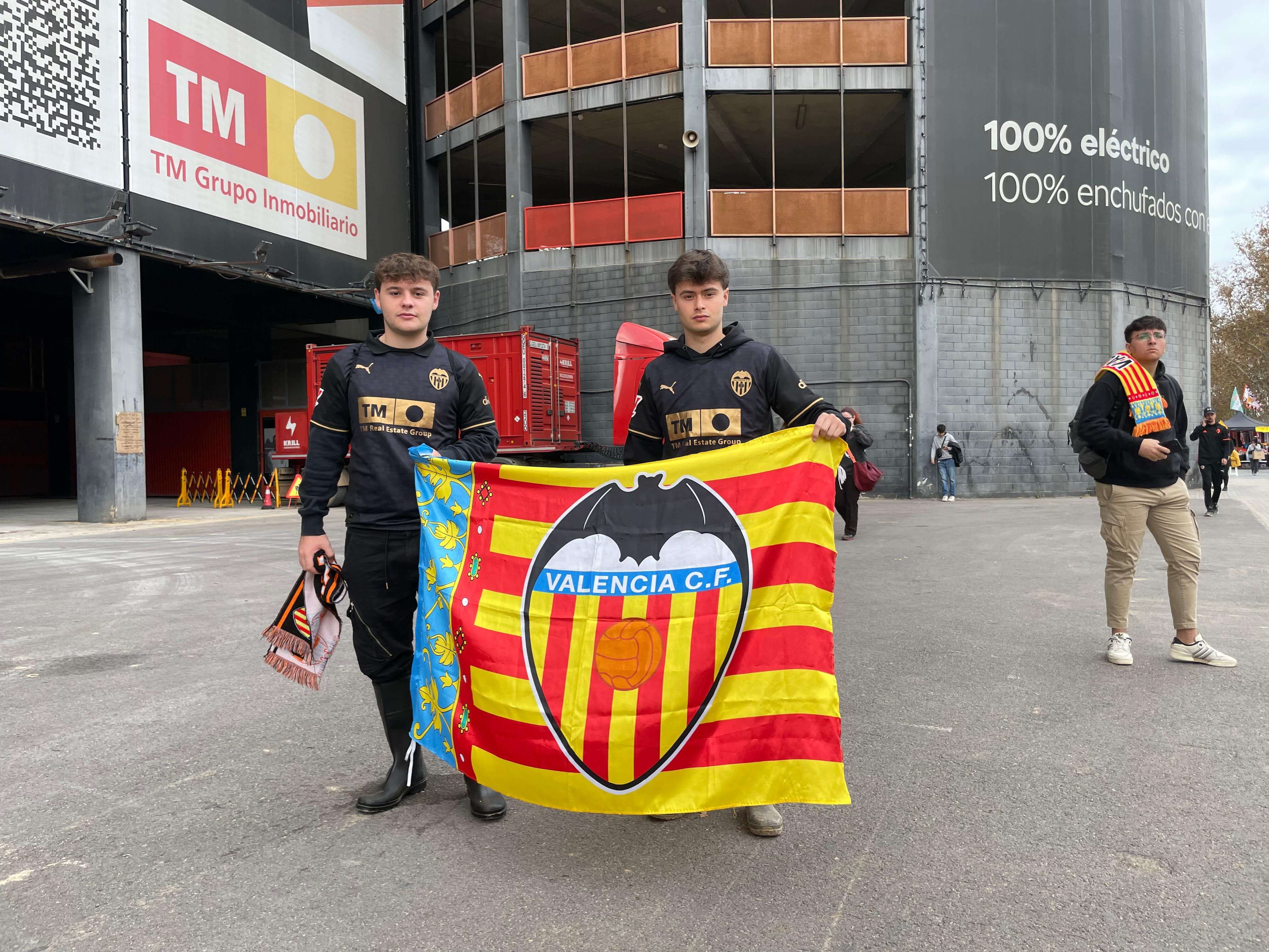 Aficionados afectados por la DANA llegan a Mestalla, algunos con las botas en la que estuvieron en el barro