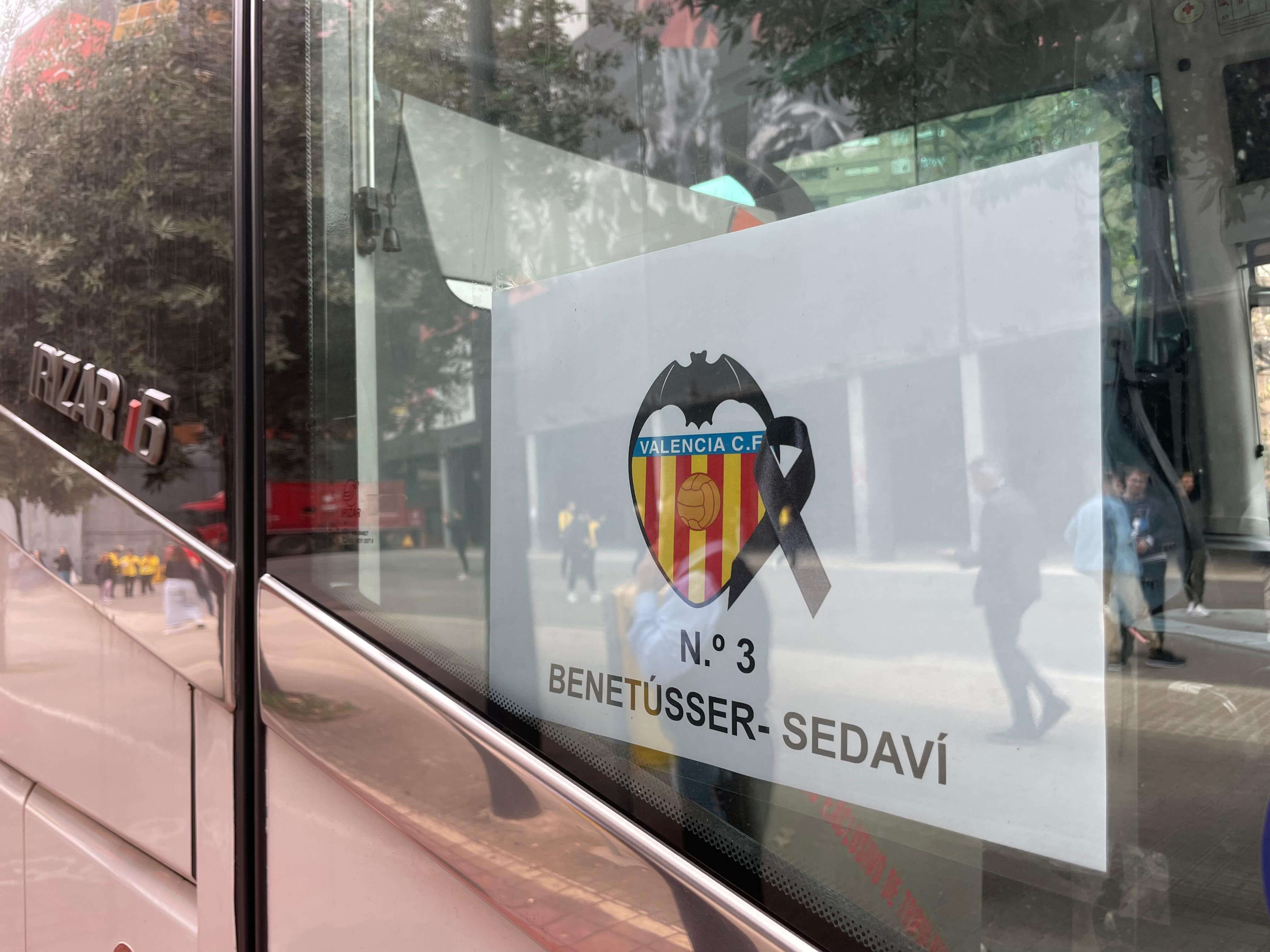 Aficionados afectados por la DANA llegan a Mestalla