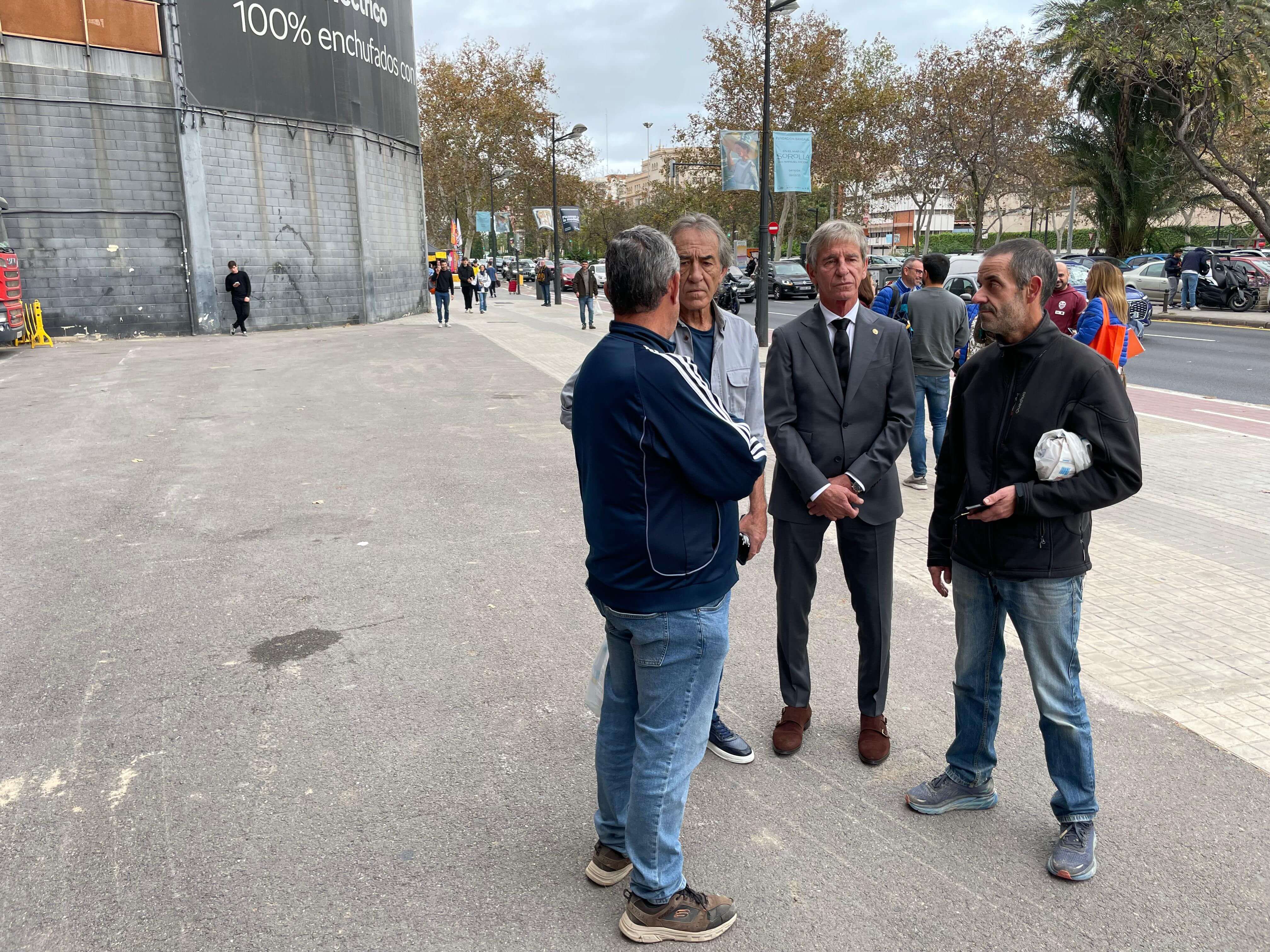 Aficionados afectados por la DANA llegan a Mestalla