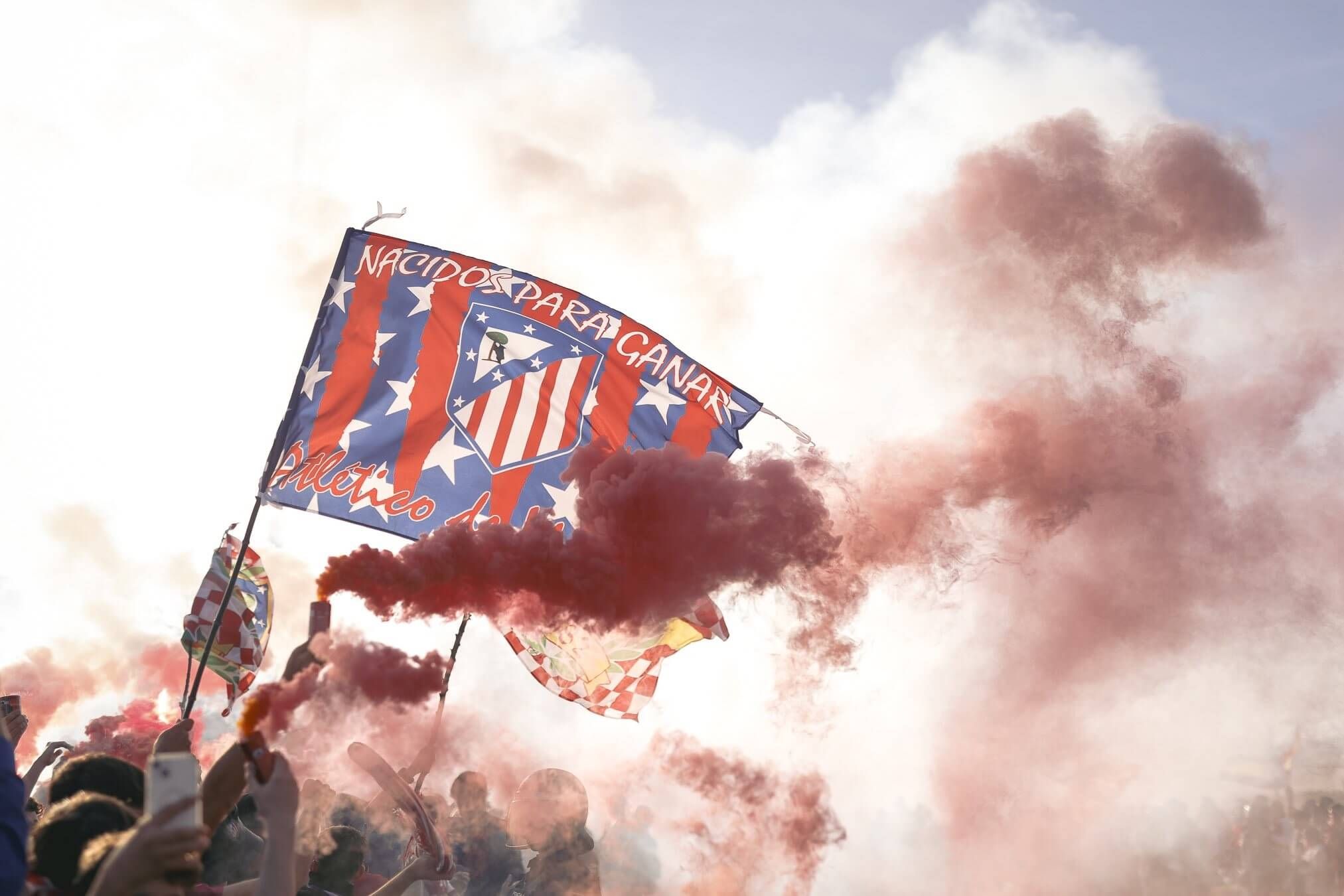 Aficionados del Atlético reciben al equipo antes del partido ante el Dortmund.