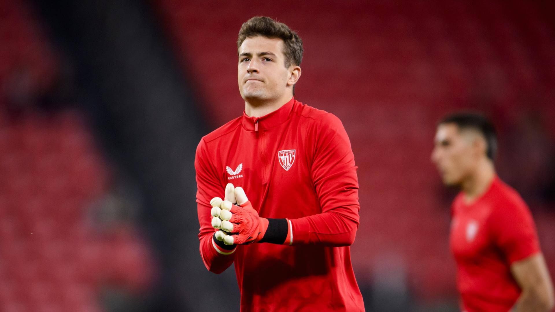  El portero Julen Agirrezabala sale a calentar en San Mamés.