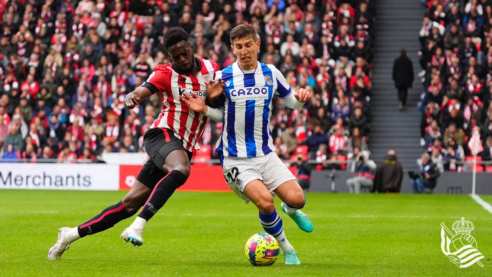 Aihen brega con Iñaki Williams en San Mamés.