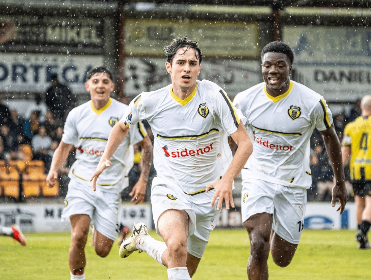 Aimar Vicandi celebra un gol con el Basconia.