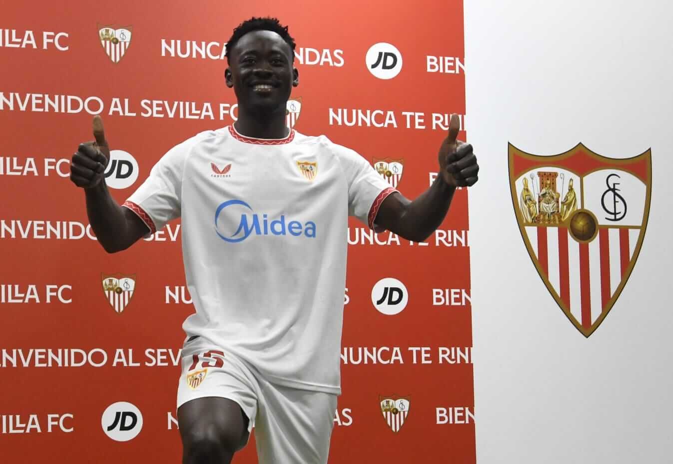  Akor Adams, en su presentación con el Sevilla.