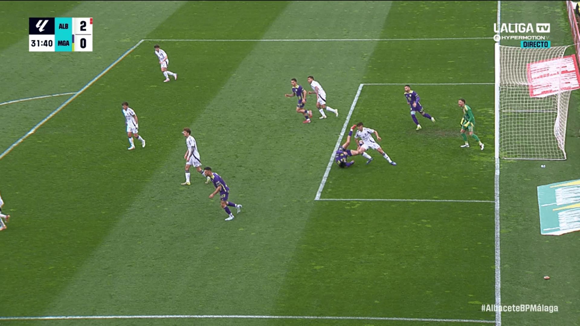  La patada de Izan Merino a Pepe Sánchez en el Albacete-Málaga.