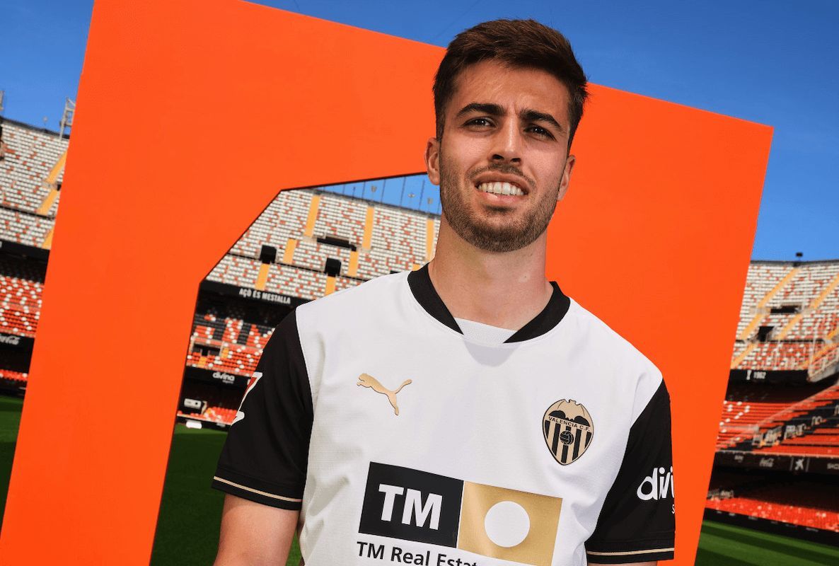  Alberto Marí, con la nueva camiseta.