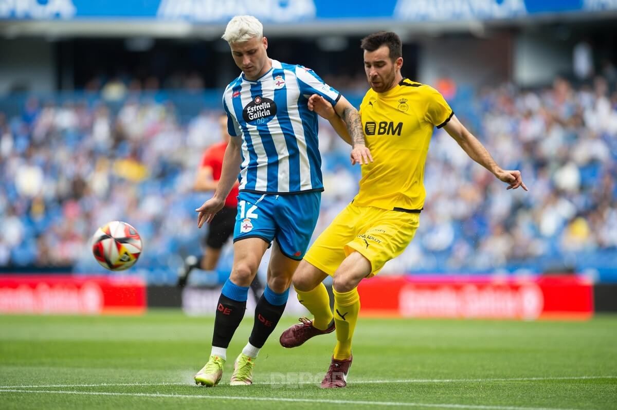 Raúl Alcaina disputa un balón en el Dépor - Real Unión (Foto: RCD).