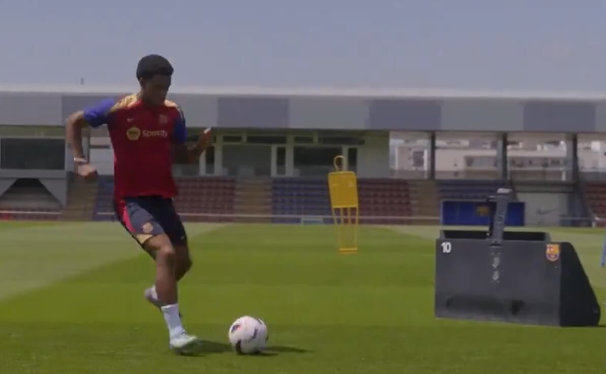 Alejandor Balde toca la pelota durante un entrenamiento del Barcelona en la ciudad deportiva. (FOTO: FCB)
