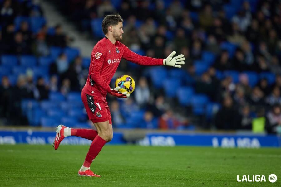  Álex Remiro dispuesto a sacar de puerta en el Real Sociedad-Villarreal.