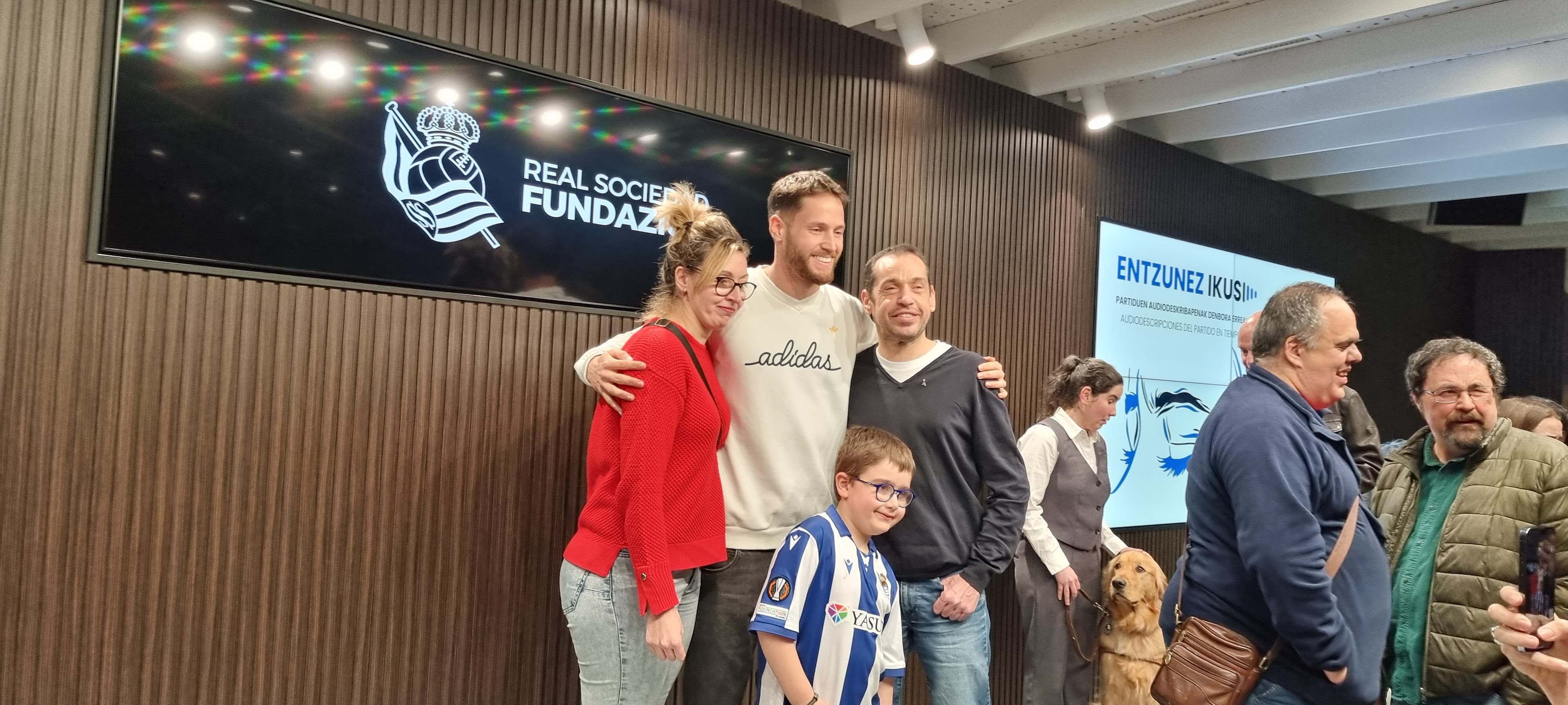 Álex Remiro ha contado su experiencia familiar durante la presentación del proyecto 'Escoita'.