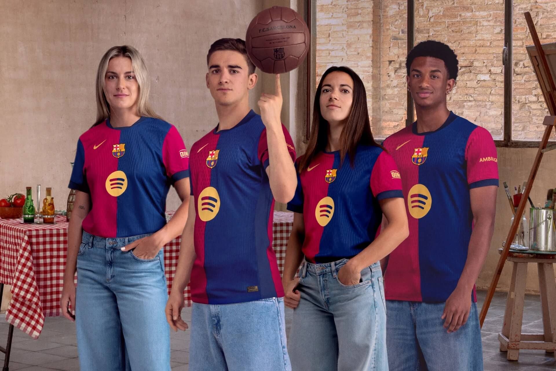 Alexia, Gavi, Aitana y Balde, con la nueva camiseta del Barcelona.