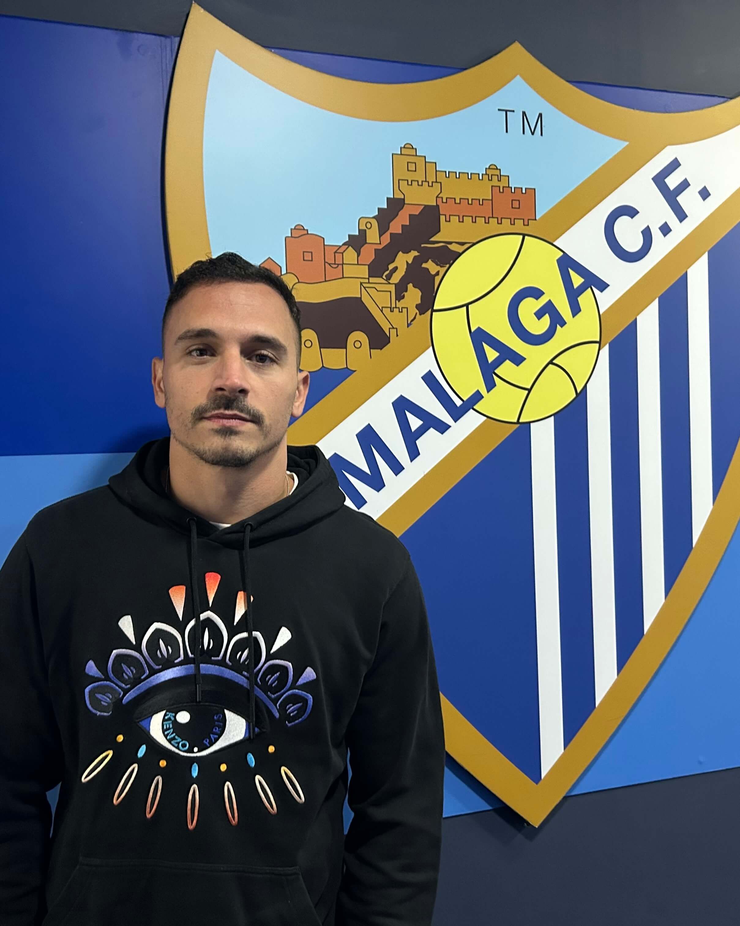  Herrero posa para ElDesmarque tras la entrevista en La Rosaleda.