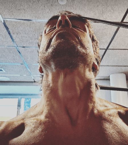  Fernando Alonso farda de cuello en sus redes sociales.