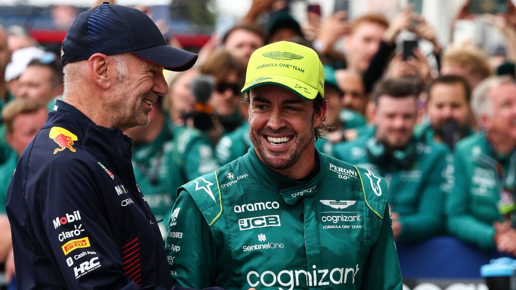 Fernando Alonso y Adrian Newey, durante la temporada 2023.