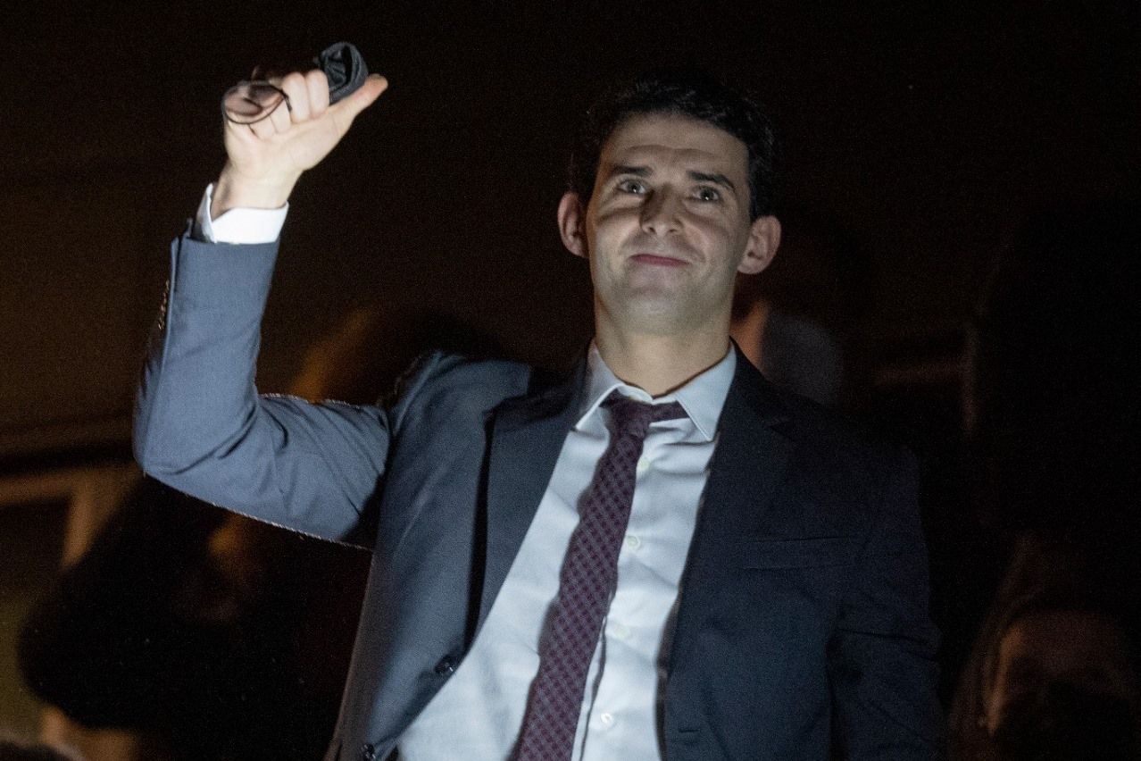  El pelotari Jokin Altuna saludando a la grada en el palco de San Mamés.