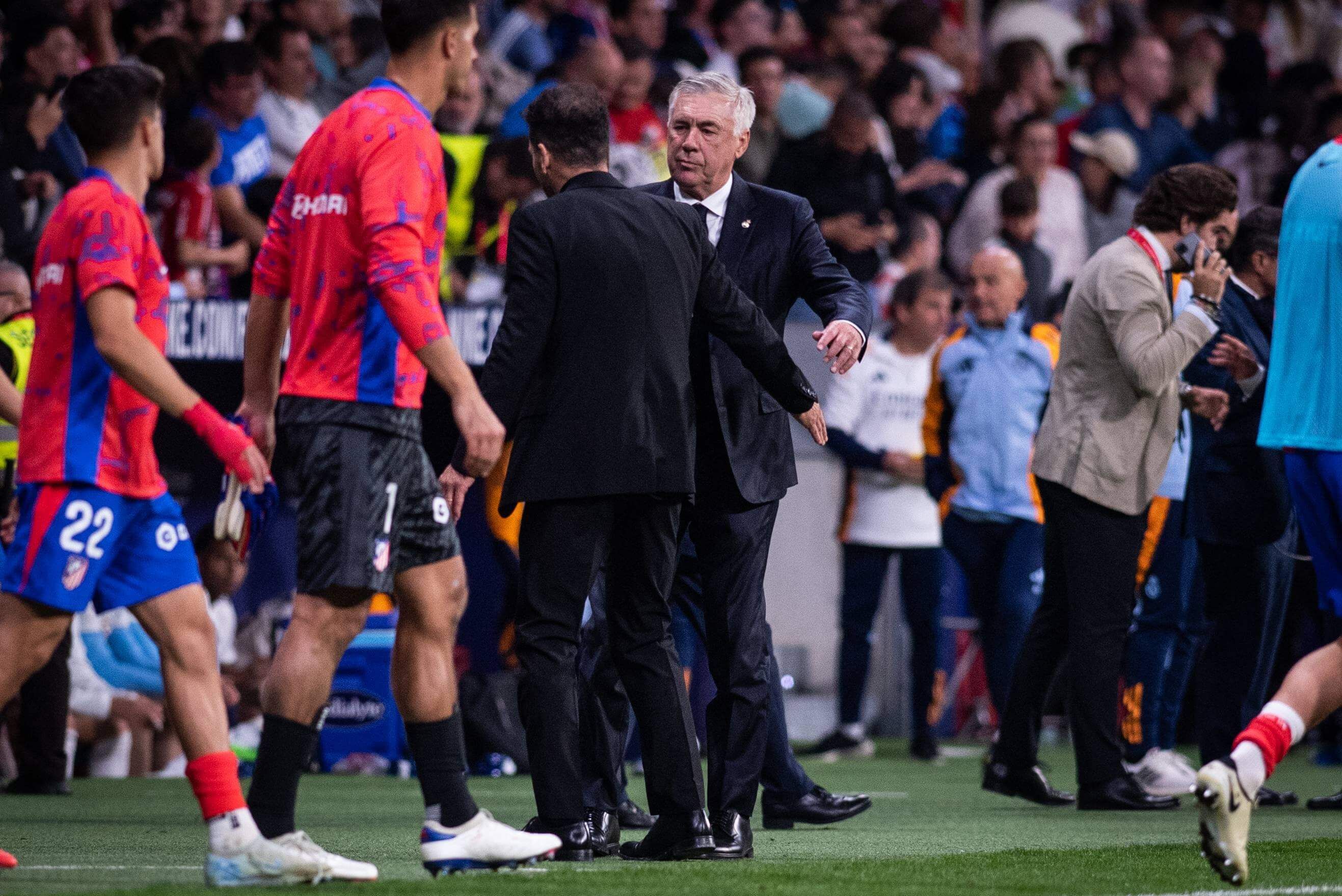 Ancelotti y Simeone se saludan antes del derbi Atlético-Real Madrid.