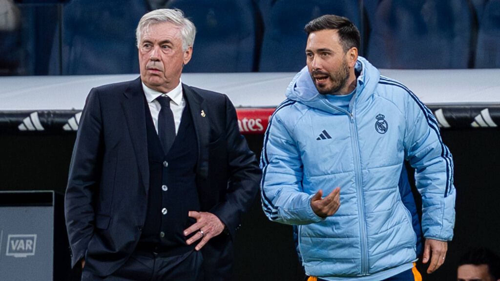 Carlo Ancelotti y Davide Ancelotti, en el banquillo del Real Madrid (Cordon Press)