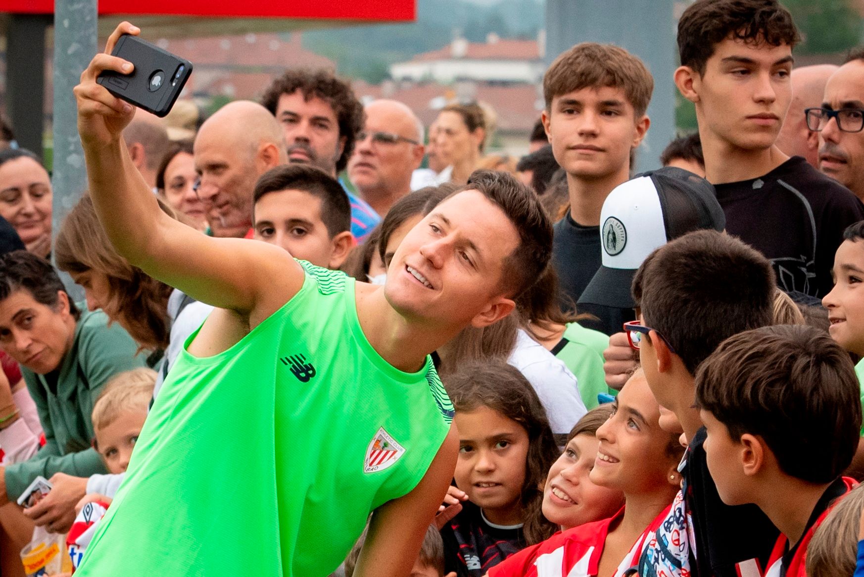 Selfie de Ander Herrera con jóvenes aficionados rojiblancos en Lezama.