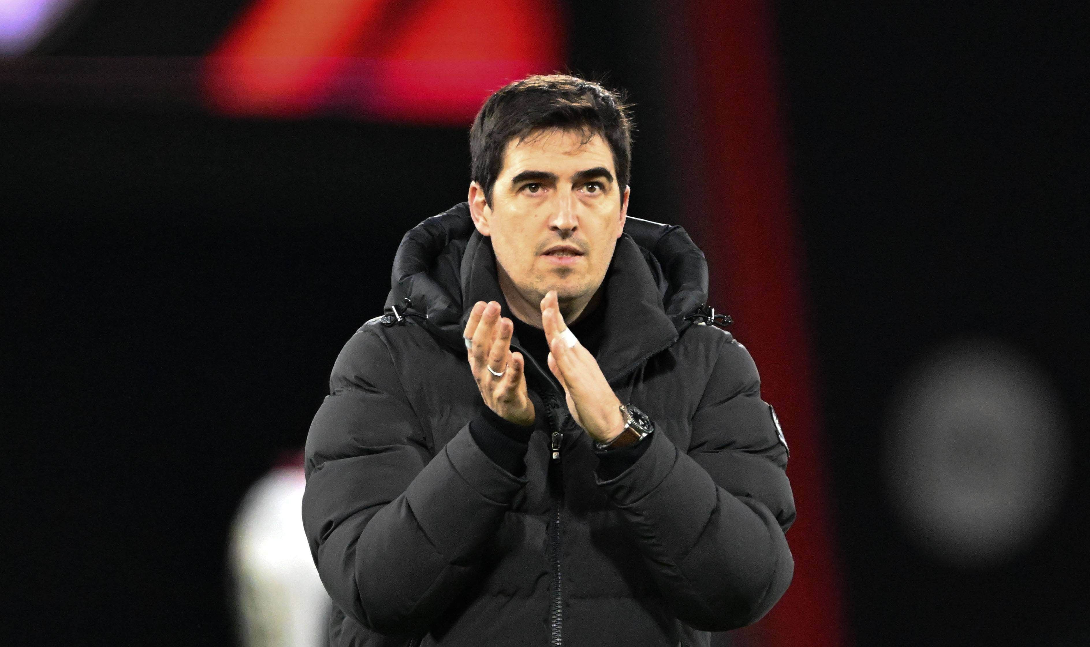 Andoni Iraola aplaude durante un partido del Bournemouth (Fotos: Cordon Press).