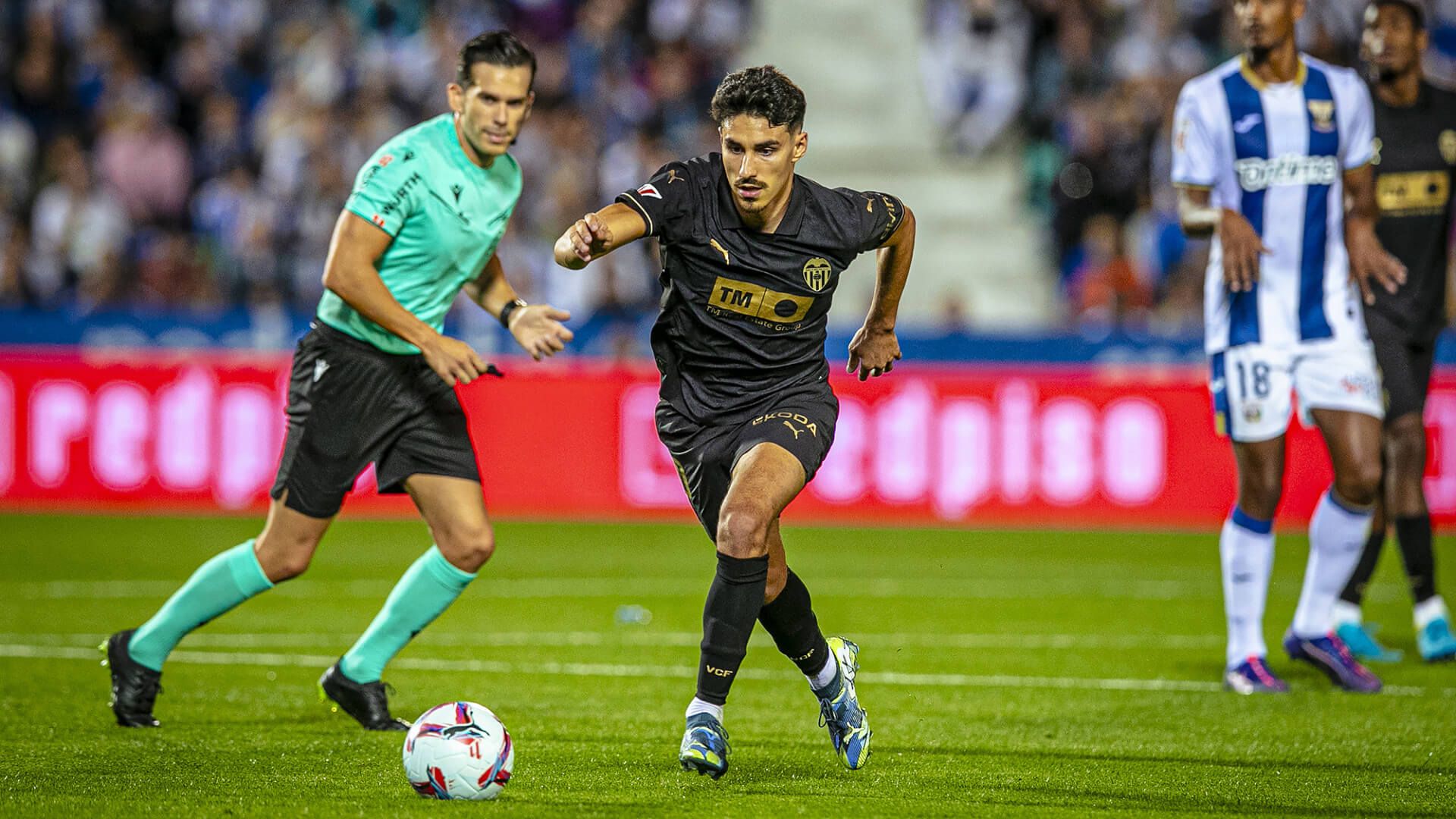  André Almeida. en una acción ante el CD Leganés.
