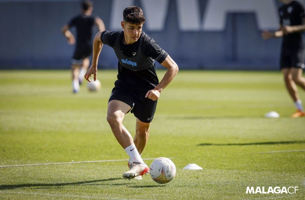  Andrés Caro durante un entrenamiento del Málaga.