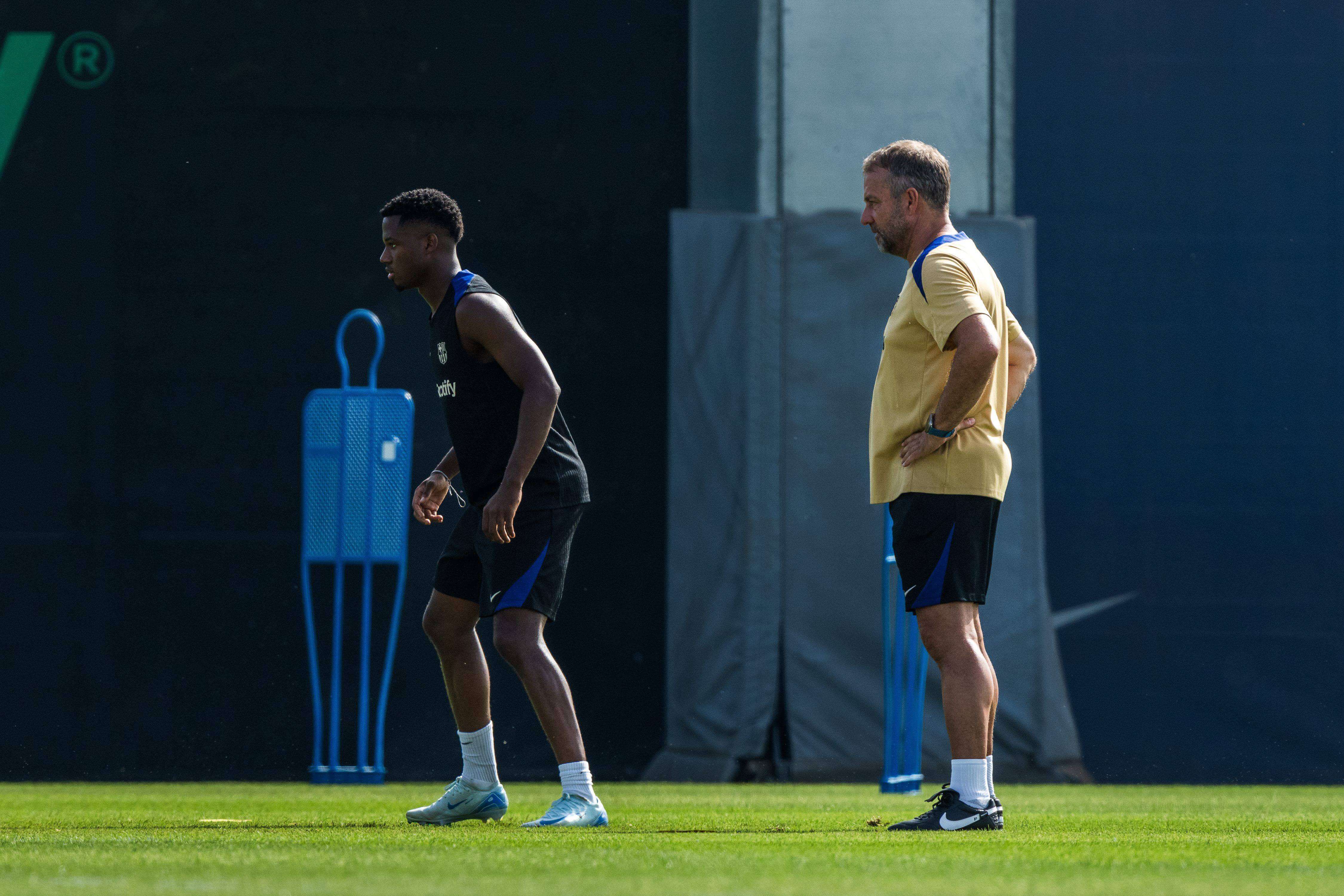  Ansu Fati, en un entrenamiento del Barcelona ante la mirada de Hansi Flick.