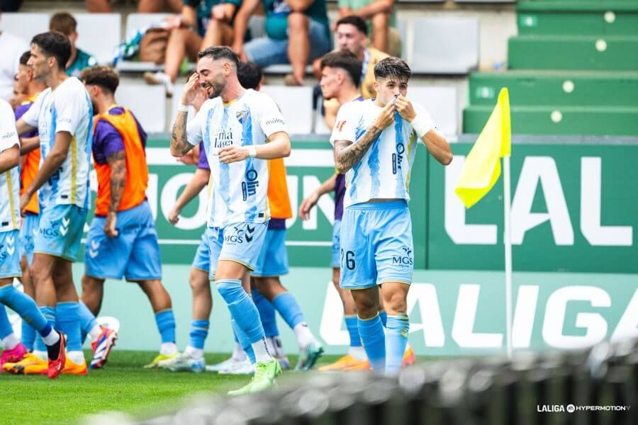  Antoñito se besa el escudo en su gol en Ferrol.