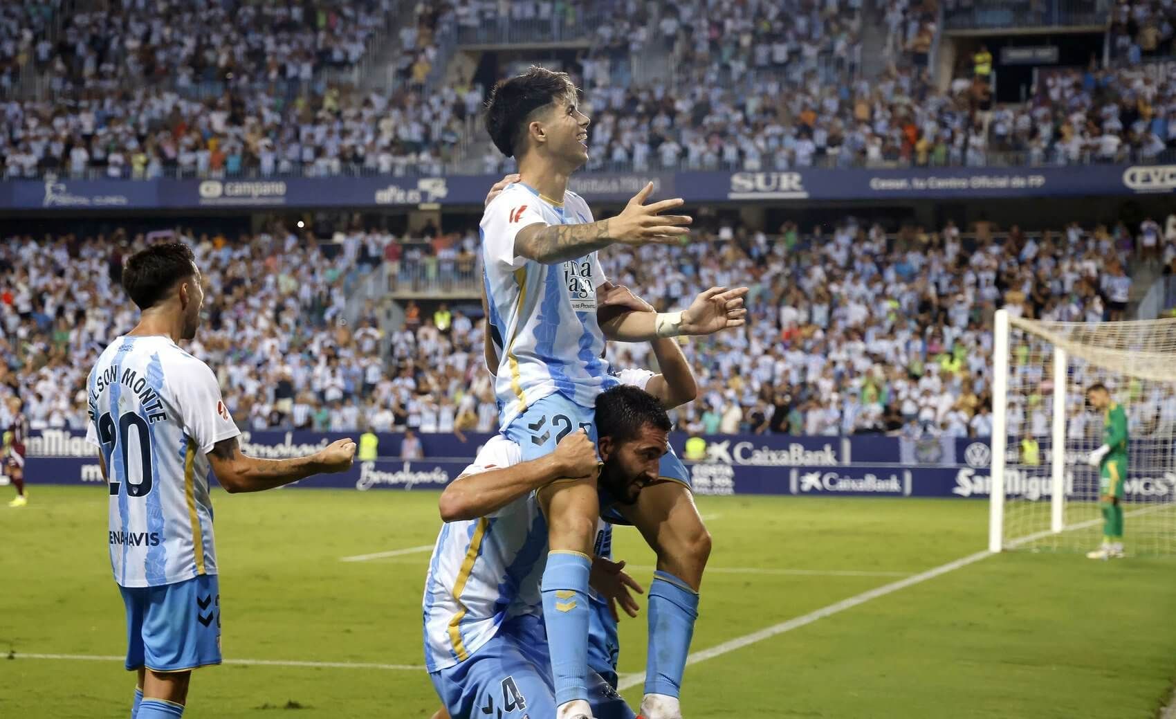  Antoñito Cordero, subido a hombros de Einar en un gol en La Rosaleda.